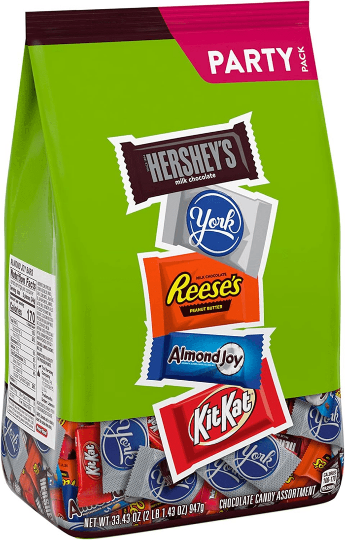 Hershey Assorted Chocolate Flavored Snack Size, Christmas Candy Party Pack, 33.43 Oz - Image 2