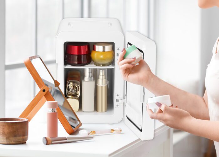 Gallery, 9 Can/6L Mini Cooler/Skincare Fridge, Built-In Mirror and Light, EFMIS209, White - Image 8