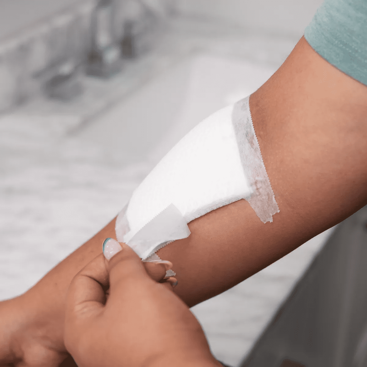 Johnson & Johnson Band-Aid Brand First Aid Hurt-Free Medical Paper Tape - 1In X 10 Yd - Image 4